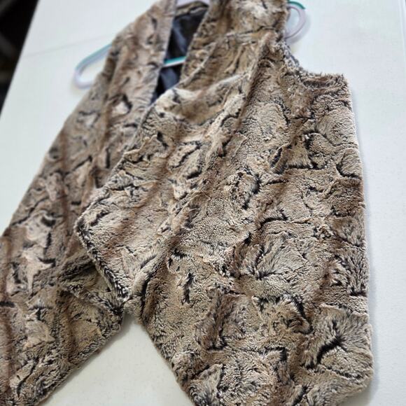 The Limited Woman's Faux Fur Vest size XS/S. "DRY CLEAN ONLY" - Picture 7 of 8